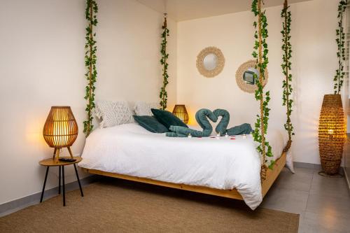 a bedroom with a bed with a swing at Gîte-Spa Nature in Urschenheim