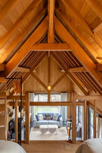a living room with a couch in a wooden house at De Zonnebrug in Sint-Laureins