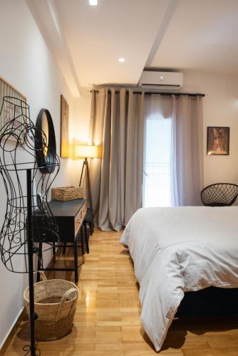 une chambre avec un lit, un bureau et une fenêtre dans l'établissement Valtinon Smart Corner, à Athènes