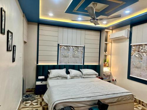 a bedroom with a large bed with a ceiling at Palash Paradise in Bokāro