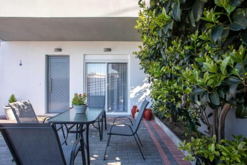 Hara's Cozy Apartment with Private Parking