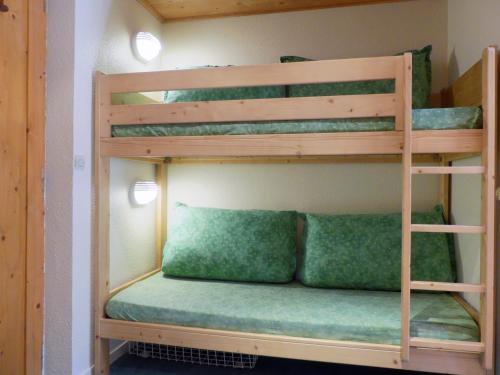 سرير بطابقين أو أسرّة بطابقين في غرفة في Résidence Tueda