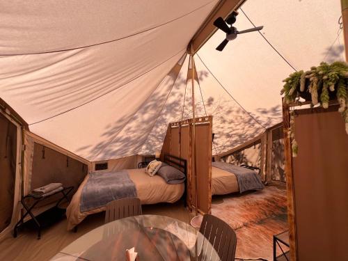 a room with two beds in a tent at Cabañas El Principio y Spa en Huasca de Ocampo in Huasca de Ocampo