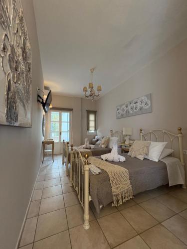 a bedroom with two beds and a table at Το Αίθριο in Galissas