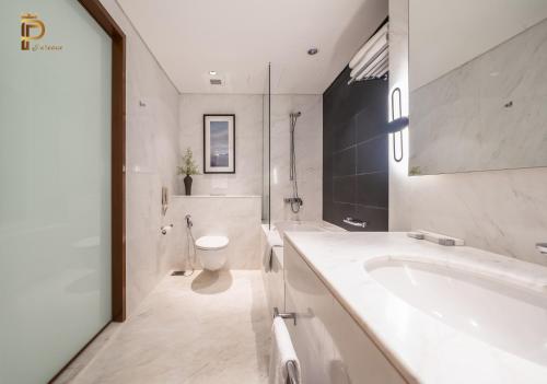 a bathroom with a tub and a toilet and a sink at Paradise View The Dubai Mall Residences in Dubai