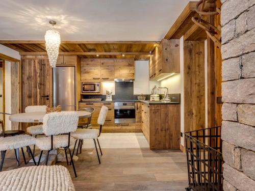 Spacieux 4 pièces avec cheminée, balcon et parking à Val-d'Isère