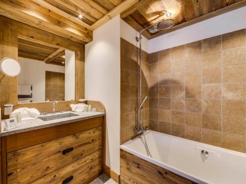 Spacieux 4 pièces avec cheminée, balcon et parking à Val-d'Isère