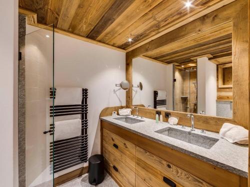 Spacieux 4 pièces avec cheminée, balcon et parking à Val-d'Isère