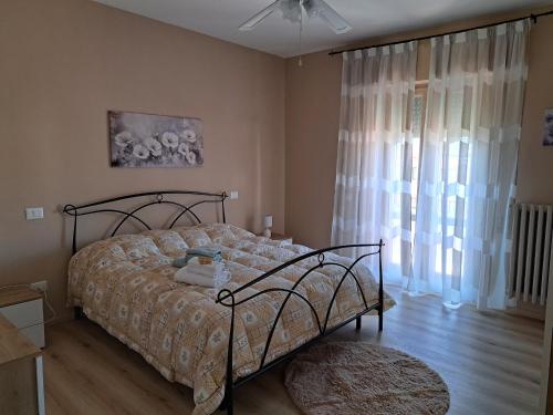 a bedroom with a bed and a window at La casa di Memy Bed & Breakfast in Gualdo Tadino