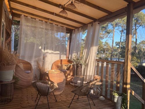 Un toit sur le bassin bungalow