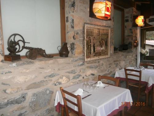 A restaurant or other place to eat at Hostal El Forn