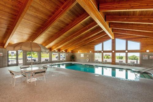 an indoor pool with a table and chairs in a building at MountainView Lodge and Suites in Bozeman