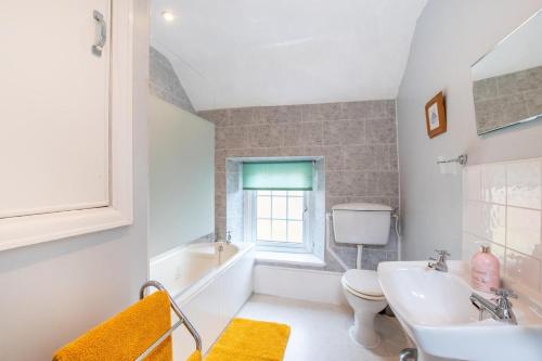 a bathroom with a tub and a sink and a toilet at 1 Bed in Elton oc-dctco in Elton
