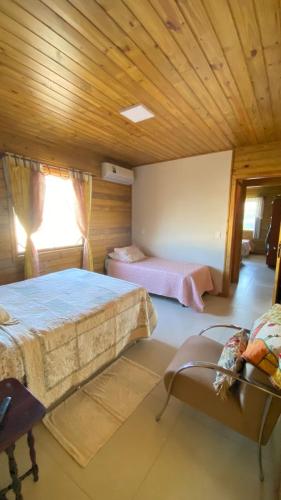 a bedroom with two beds and a window at Chalé beira mar in Prado