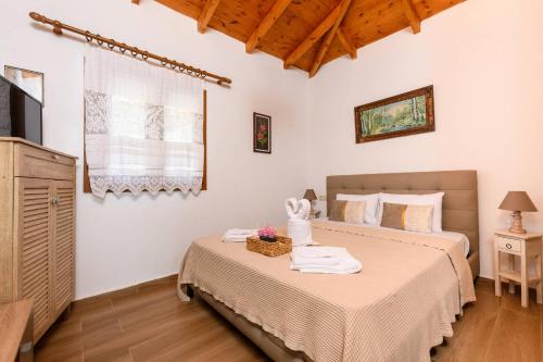 a bedroom with two beds with towels on the bed at Villa Suzana in Mikrós Prínos