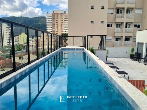 a swimming pool on the roof of a building at GO 255 Residencial c/ Piscina, Academia e Jacuzzi in Poços de Caldas