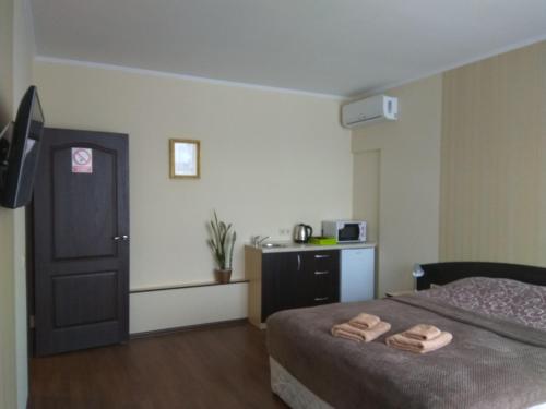 een slaapkamer met een bed met twee handdoeken erop bij S&M Apartments - Zarichna in Kiev