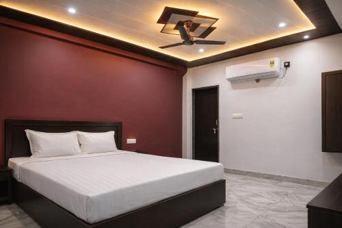 a bedroom with a bed and a ceiling fan at kanakdhara aashraya in Vrindāvan