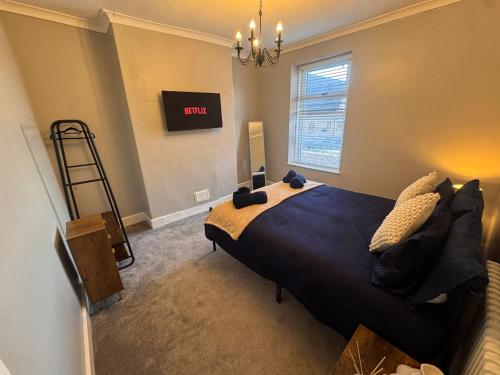 a bedroom with a large bed in a room at Central Near Hospital 2 Bedroom - Sleeps 4 - Self Check In - Fully Furnished in Carlisle