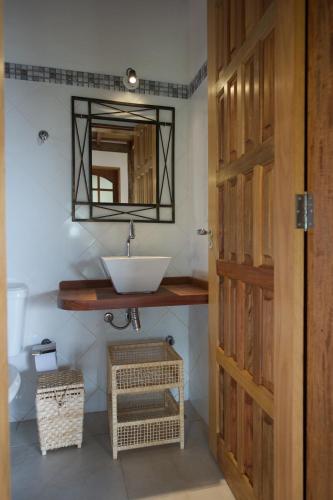 a bathroom with a sink and a mirror at Villa Girassol in Ilhabela