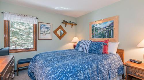 a bedroom with a bed and a desk and a window at Ghostriders 5 by AvantStay 2 Bedroom Condo Near Main Street Hiking Skiing STR permit 3571 in Telluride