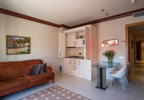 ein Wohnzimmer mit einem Sofa und einem Tisch in der Unterkunft Apartaments Suites Sant Jordi in Montbrió del Camp