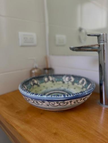 a bowl sitting on a counter next to a sink at Casa Boutique de la Sierra in Sierra de los Padres