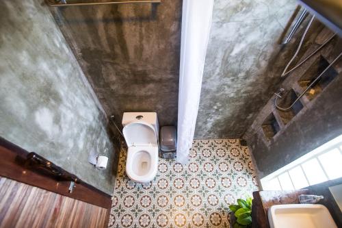 a small bathroom with a toilet and a sink at Sweet Life Guesthouse in Ko Lanta
