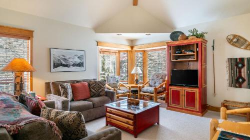 a living room with a couch and a tv at Smuggler B by AvantStay Excellent Condo Within Walking Distance Of Lift 7 in Telluride