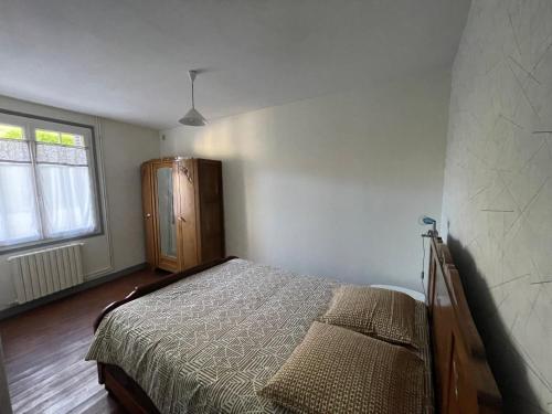 a bedroom with a bed and a window at Gîte centre coulon - Le Héron in Coulon