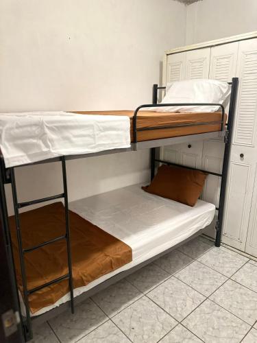 a couple of bunk beds in a room at Hermosa Casa Familiar en Suchitoto in Aguacayo