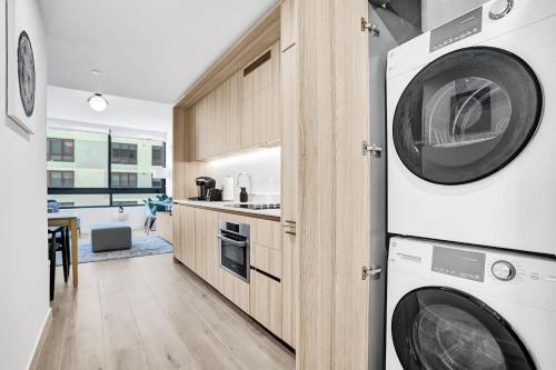 a kitchen with a washer and dryer in a room at Miami Condo 2BR Rooftop Pool & Gym in Miami