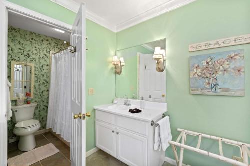 ein Badezimmer mit einem weißen Waschbecken und einer Toilette in der Unterkunft Green Tree Inn in Elsah