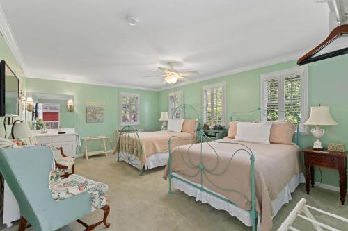 zwei Betten in einem Zimmer mit grünen Wänden in der Unterkunft Green Tree Inn in Elsah