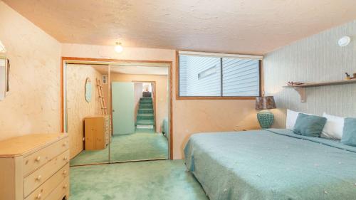 a bedroom with a bed and a window and a mirror at Telluride Lodge 312 by AvantStay Close to Slopes Town in Telluride