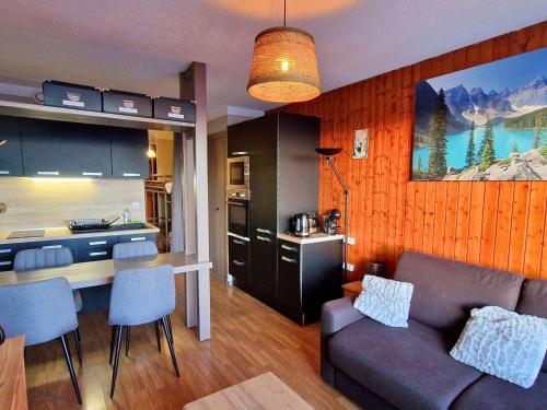 Grand studio rénové, confort moderne, balcon sud, proche ski et randonnées - FR-1-393-172