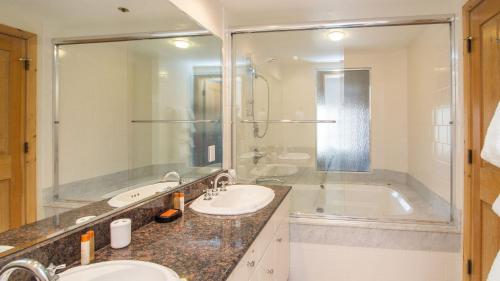 a bathroom with two sinks and a bath tub at Westermere 311 - 2 by AvantStay Just Steps From Ski Area w Great Views in Telluride