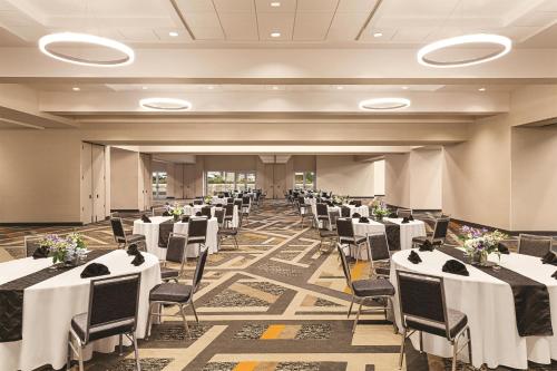 a banquet hall with white tables and chairs at Hilton Knoxville Airport in Alcoa