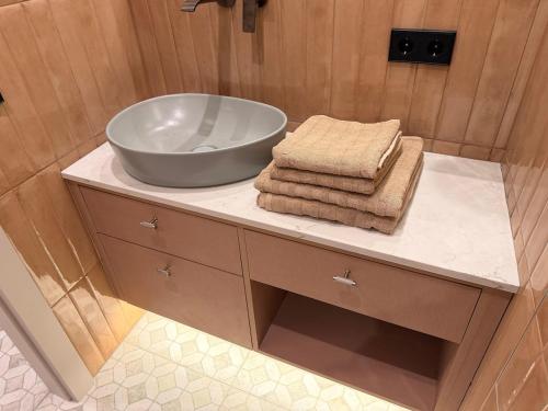 Foto Brand New Boutique Apt in City Center 3