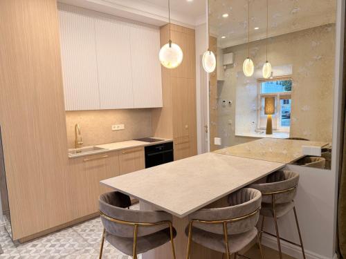 Foto Brand New Boutique Apt in City Center 4