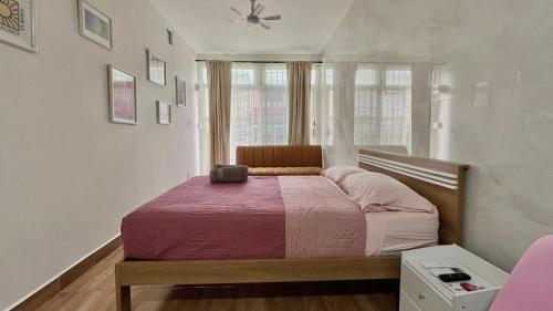 a bedroom with a bed with a purple blanket and a window at Loft en Veracruz in Veracruz