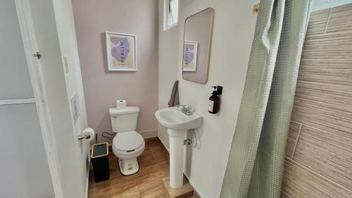 a small bathroom with a toilet and a sink at Loft en Veracruz in Veracruz