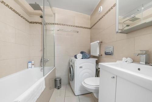 ein Badezimmer mit Toilette, Waschbecken und Dusche in der Unterkunft Boel 4 Studio in Genf