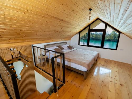 a bedroom with a bed and a large window at Apartment Padre e hija in Ponari
