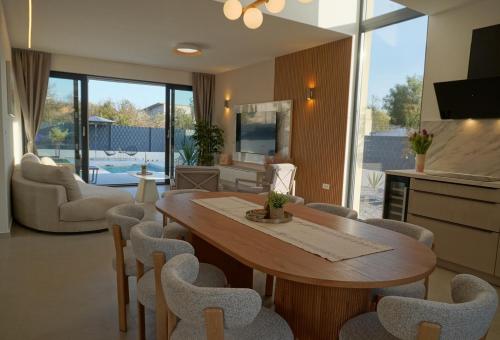 Blue Horizon Villa with Heated Pool 4BR and Skylight