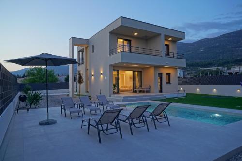Blue Horizon Villa with Heated Pool 4BR and Skylight