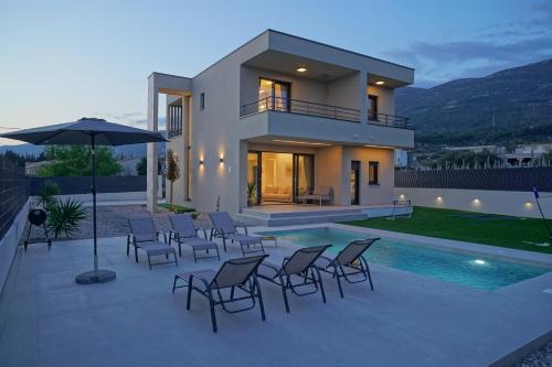Blue Horizon Villa with Heated Pool 4BR and Skylight