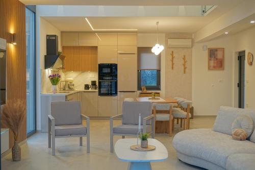 Blue Horizon Villa with Heated Pool 4BR and Skylight