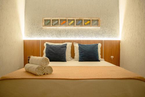 a bedroom with a bed with towels on it at Hermoso Apartamento, Centro de Búzios-5Min da Orla in Búzios