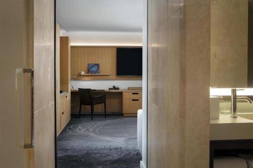Conrad New York Downtown — Bedroom